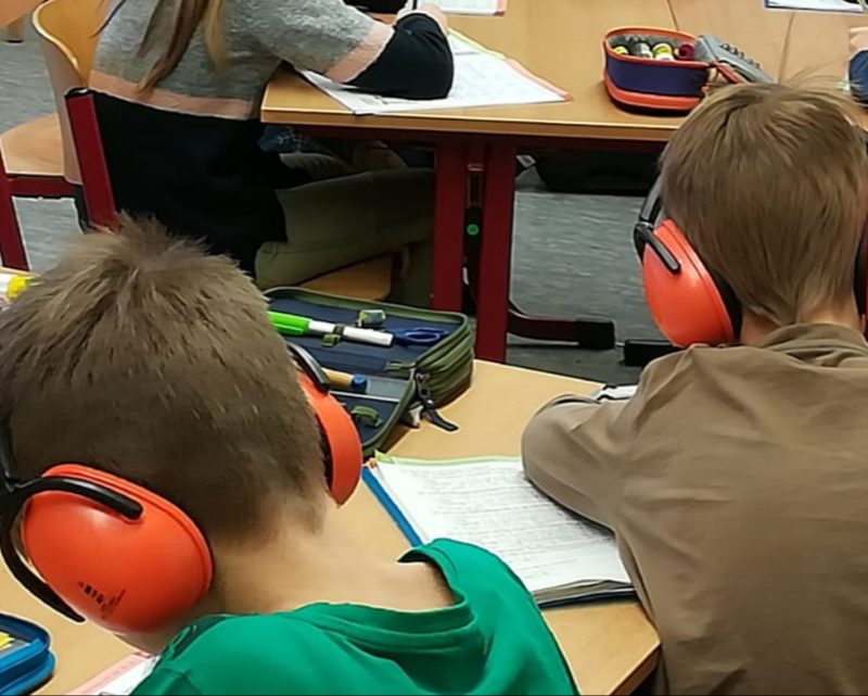 Kopfhörer für die Kinder der Neckarschule