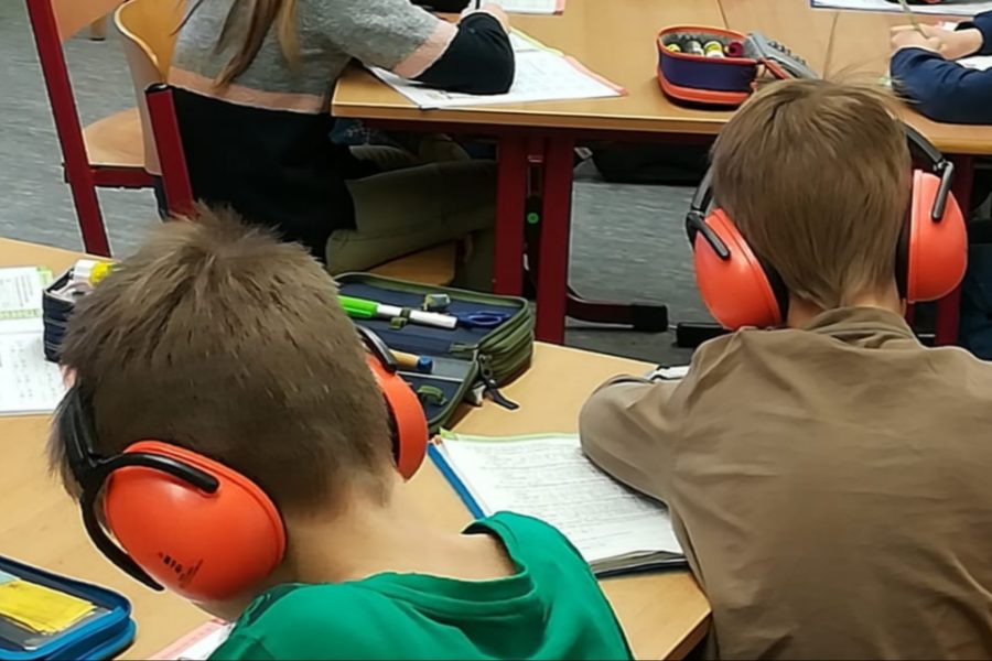 Kopfhörer für die Kinder der Neckarschule